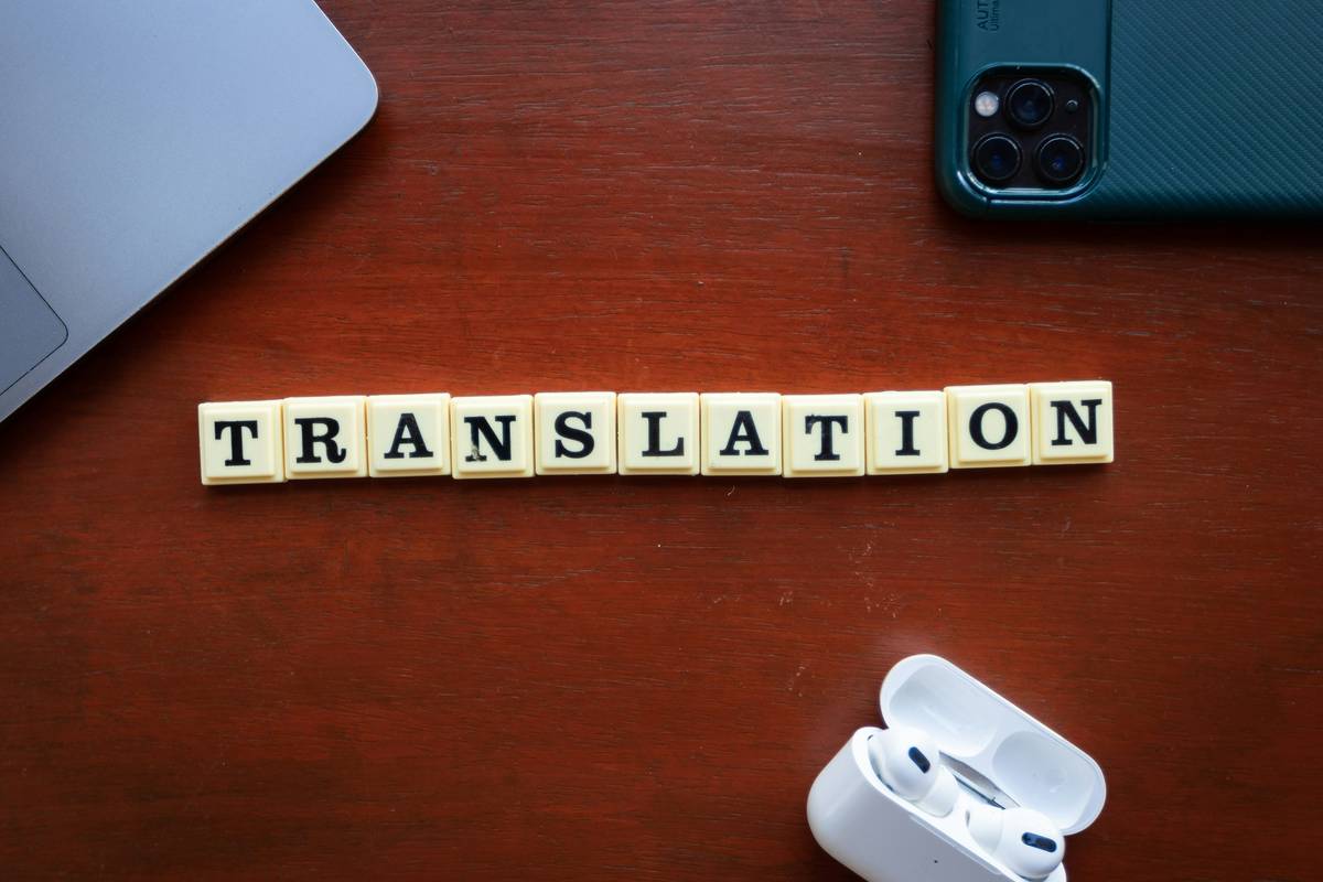 Traveler practicing english from spanish travel phrases with flashcards at airport