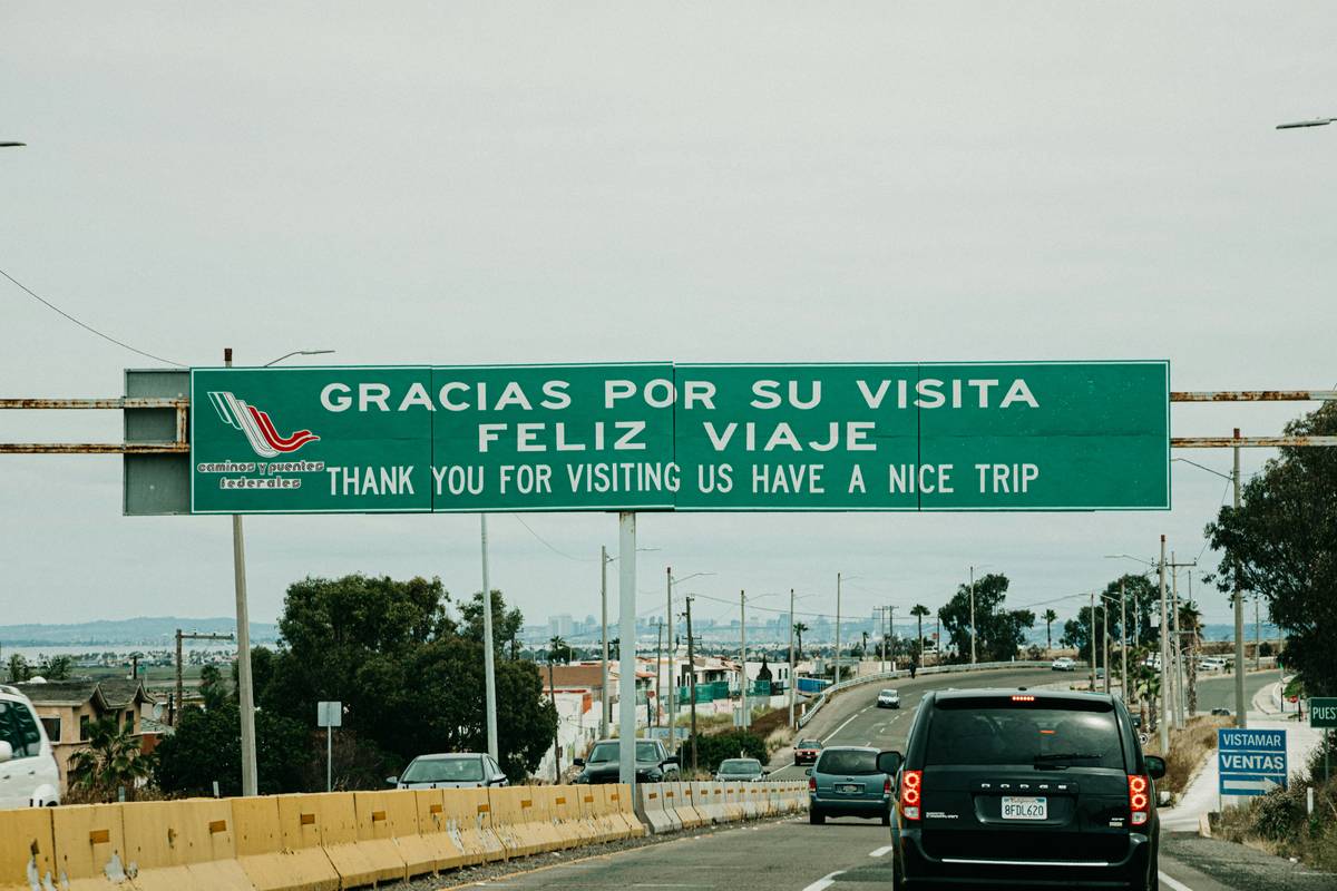 online spanish language courses for travelers featuring real-life scenarios like airport check-in and restaurant ordering