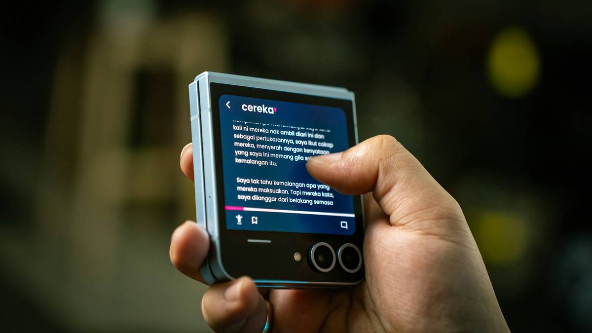 Traveler using electronic language translators for travel in Madrid street market