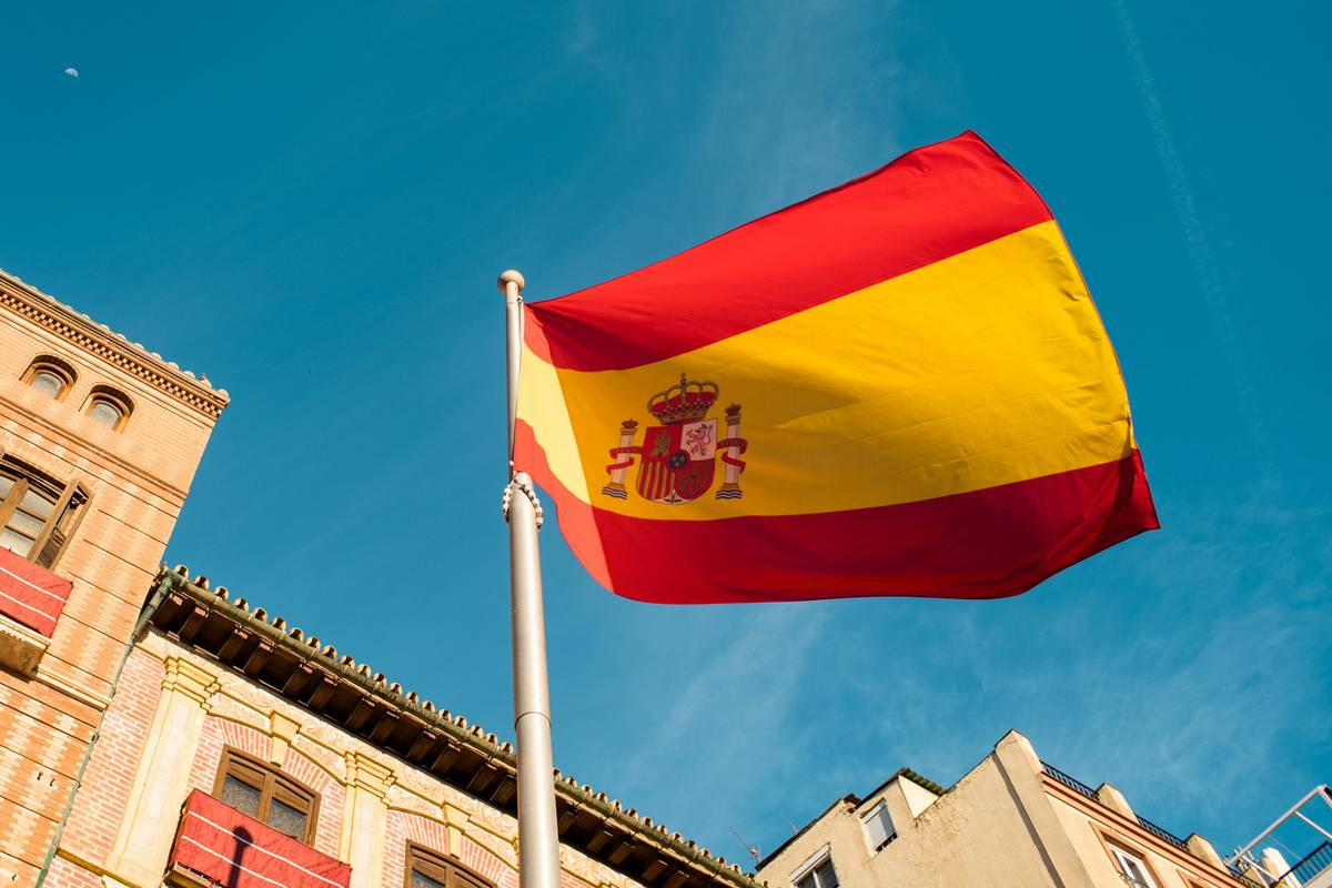 language learning spanish travel learn how: traveler practicing phrases with locals at a street market